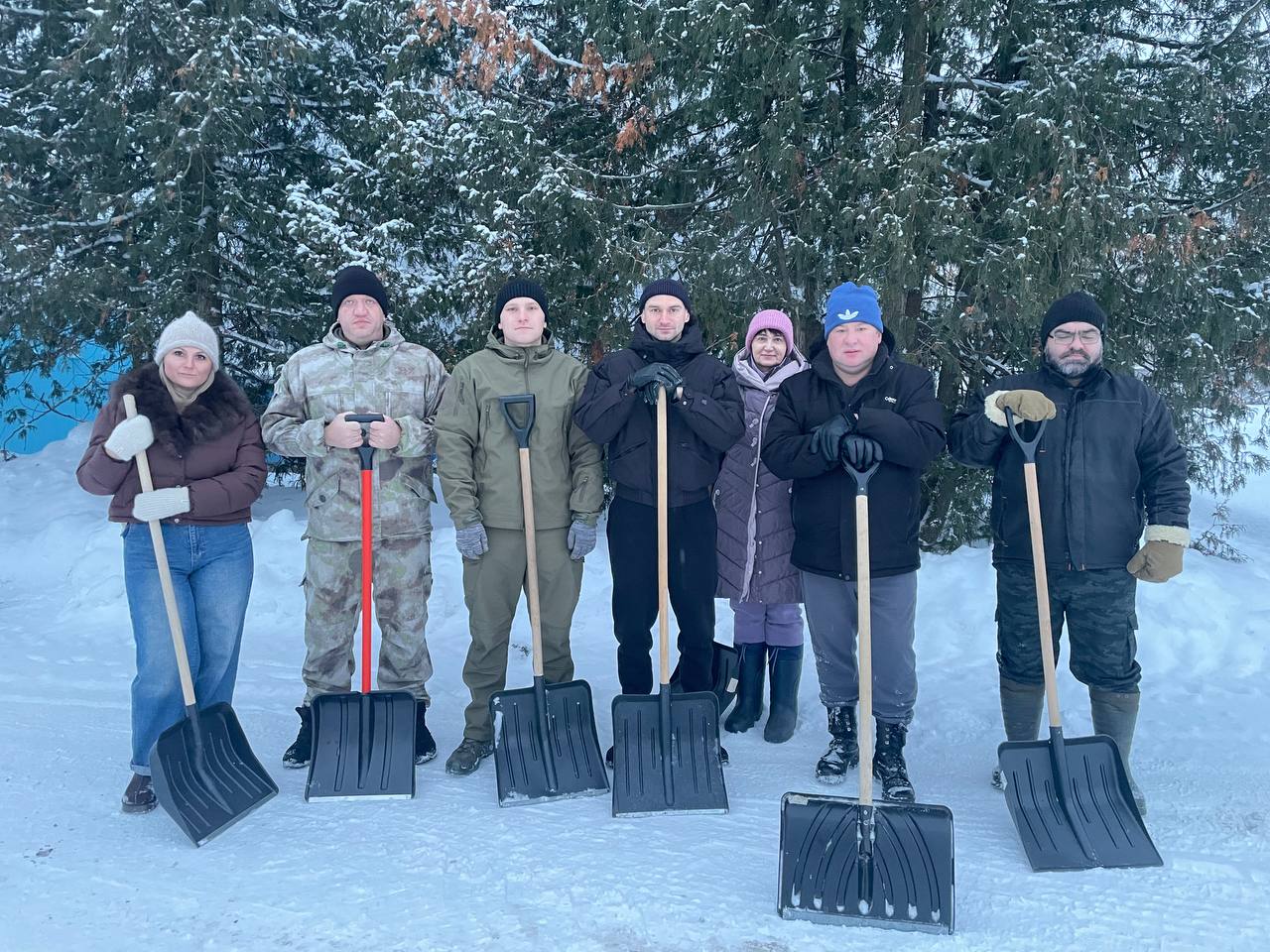 Расчистка снега продолжается и в выходные дни